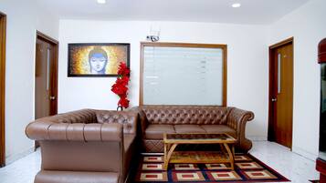 Room, Multiple Bedrooms, Accessible, Smoking | Living room