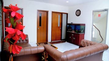 Room, Multiple Bedrooms, Accessible, Smoking | Living room