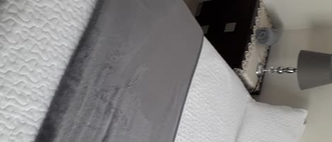 House, 2 Bedrooms, Accessible, Smoking | 2 bedrooms, bed sheets