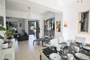 Villa, 3 Bedrooms, Private Pool, Garden View | Dining