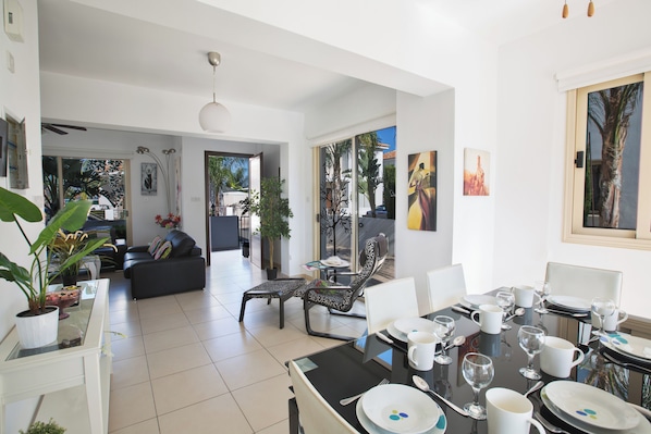Villa, 3 Bedrooms, Private Pool, Garden View | Dining