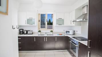 Villa, 3 Bedrooms, Private Pool, Garden View | Private kitchen