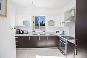 Villa, 3 Bedrooms, Private Pool, Garden View | Private kitchen
