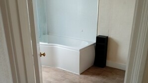 Bathroom shower - 3 Bedroom Terraced House in Brighton (Brighton)