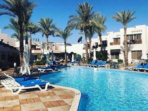 Una piscina cubierta