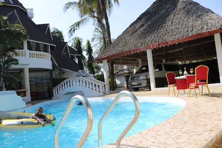 Una piscina al aire libre. Room-a Wonderful Beach Property in Diani