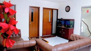 Room, 1 Bedroom, Accessible, Smoking | Living area