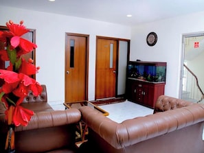 Room, 1 Bedroom, Accessible, Smoking | Living area