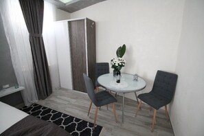 Zimmer, 1 Schlafzimmer, Terrasse, Stadtblick | Speisen