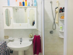 Villa, 1 Bedroom, Accessible, Smoking | Bathroom