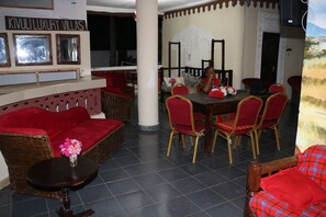 Room, 1 Bedroom, Smoking, Private Pool | Tempat makan luar