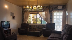 Bungalow, 2 habitaciones, accesible para personas con discapacidad, balcón | Sala de estar | Una televisión