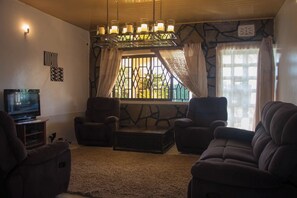Living room - Reens Vacation Rentals (Nakuru)