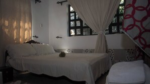 Bungalow, 2 habitaciones, accesible para personas con discapacidad, balcón | 2 dormitorios y ropa de cama