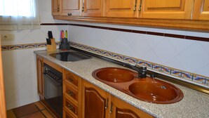 Private kitchen - House With all the Amenities in the Middle of the Sierra Nevada Station (Monachil)