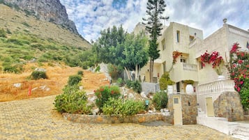 Kamar, 2 kamar tidur, Boleh Merokok, balkon | Tempat parkir | Parkir terbatas