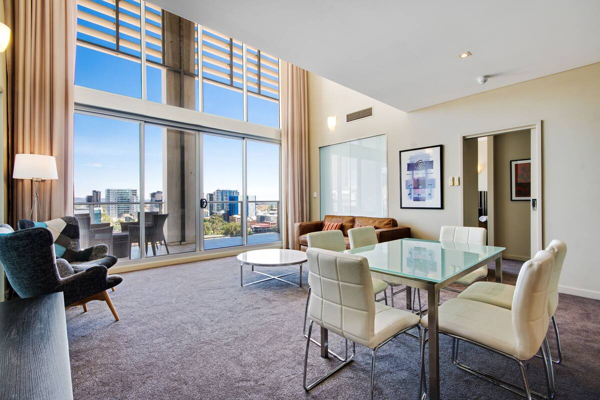 Appartement Prestige, 2 chambres, vue sur la ville | Aire de séjour | Téléviseur
