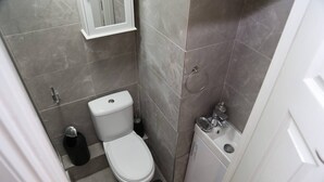 Room, 1 Bedroom, City View | Bathroom | Combined shower/bathtub, towels - Room in Chalet - Aa Guest Rooms (London)