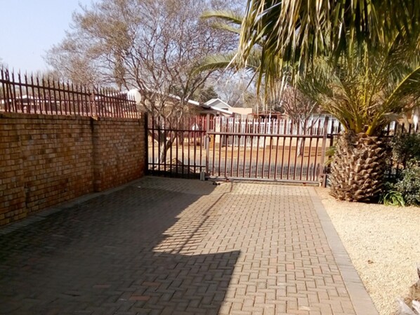 Property grounds - Casa Villa Guest House Carletonville - Suite 6 (Merafong City)