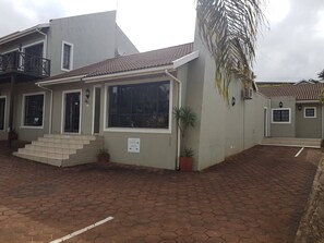 Kamar, 6 kamar tidur, akses difabel, balkon | Bagian depan properti