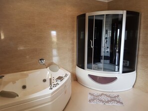 Room, 6 Bedrooms, Accessible, Balcony | Bathroom | Free toiletries, hair dryer, towels