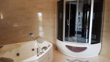 Room, 1 Bedroom, Balcony, City View | Bathroom | Free toiletries, towels