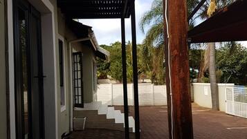 Kamar, 1 kamar tidur, balkon, pemandangan kota | Pintu masuk properti