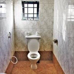 Bathtub, bathrobes, towels - Amazing Accommodation in Arusha Furaha Lodge (Arusha)