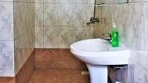 Bathtub, bathrobes, towels - Amazing Accommodation in Arusha Furaha Lodge (Arusha)