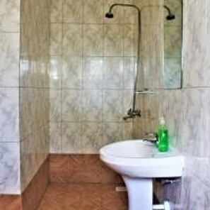 Banheira, roupões de banho, toalhas de banho 