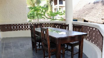 Zimmer, 1 Schlafzimmer, Raucher, eigener Pool | Speisen im Freien