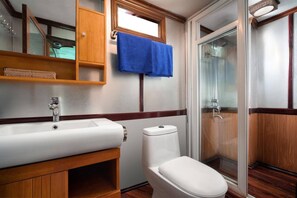 Zimmer, Mehrere Schlafzimmer, Raucher | Badezimmer