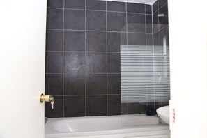 Kamer, 1 slaapkamer, uitzicht op de stad | Badkamer | Gratis toiletartikelen, handdoeken