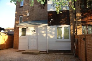 Property entrance - Room in House - Aa Guest Room4 (London)