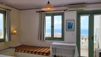 Studio, 1 chambre, balcon, vue jardin | Coin séjour | Livres