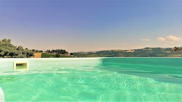 Hồ bơi ngoài trời