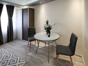 Room, 1 Bedroom, City View | Dining