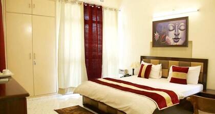 Room in Guest Room - Maplewood Guest House, Neeti Bagh, New Delhiit is a Boutiqu Guest House - Room 3