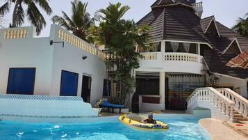 Kolam renang outdoor