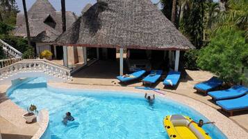 Kolam renang outdoor