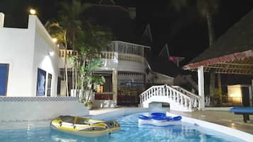 Kolam renang outdoor