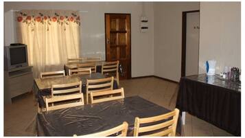 Shared Dormitory, 1 Bedroom, Patio, Garden View | Dining room