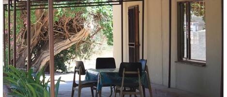 ห้องพักรวม, 1 ห้องนอน, ลานระเบียง, วิวสวน | บริเวณภายนอก