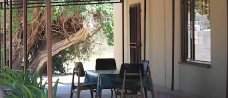 ห้องพักรวม, 1 ห้องนอน, ลานระเบียง, วิวสวน | บริเวณภายนอก