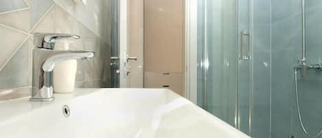 Villa, plusieurs chambres, piscine privée, vue sur le jardin | Salle de bain | Articles de toilette (gratuits), séchoir à cheveux, bidet
