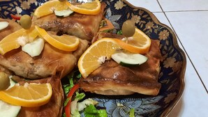 Une assiette de nourriture comprenant de la viande, des légumes et des accompagnements.