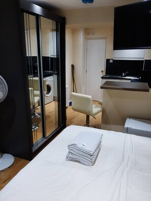 Room, 1 Bedroom, City View | 1 bedroom - Room in House - Aa Guest Room2 (London)