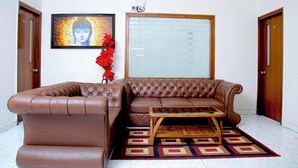 Living area - Room-maplewood Guest House, Neeti Bagh, (New Delhi)
