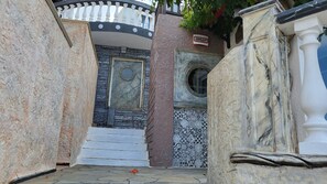 المنشأة من الخارج