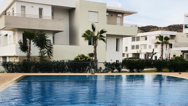 Una piscina al aire libre